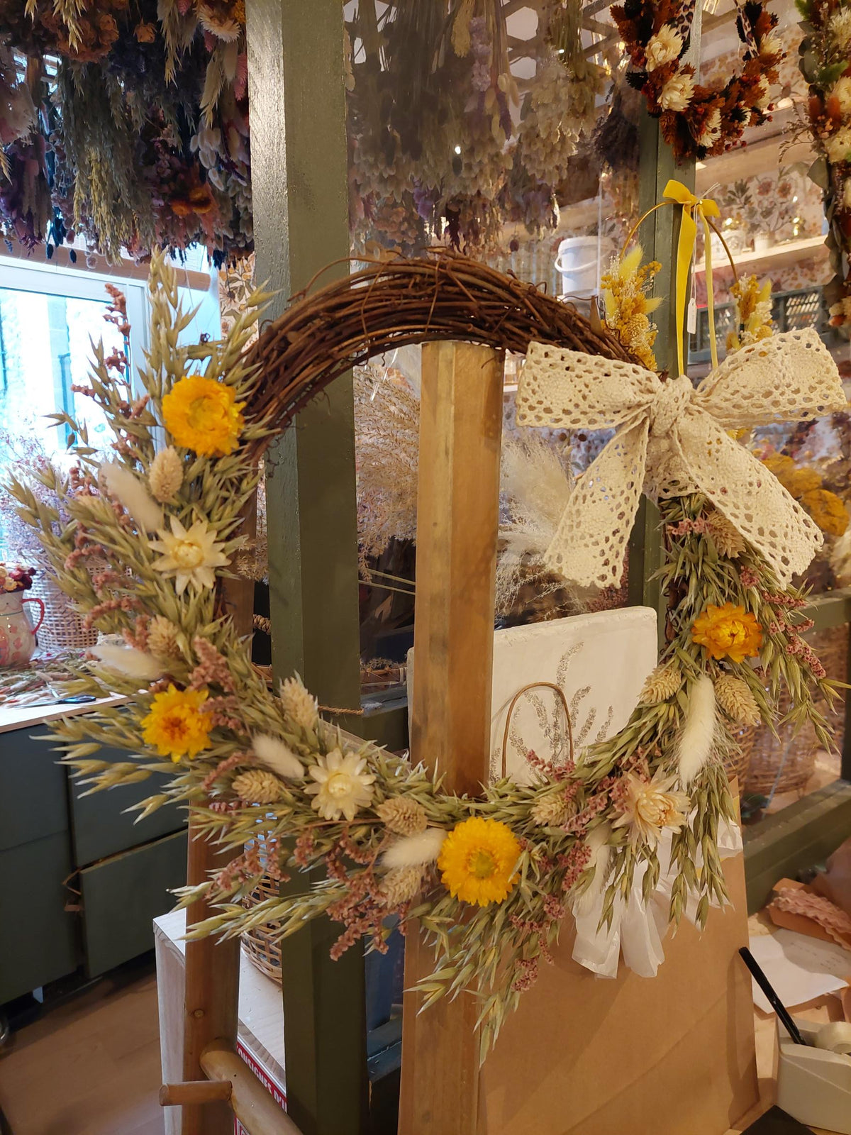 Création d'une demi-couronne de fleurs séchées