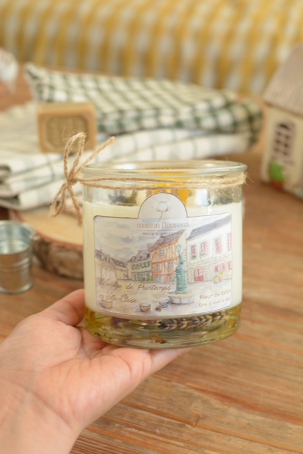 Bougie artisanale “Ménage de printemps en Ville close” – parfum Fleur de coton