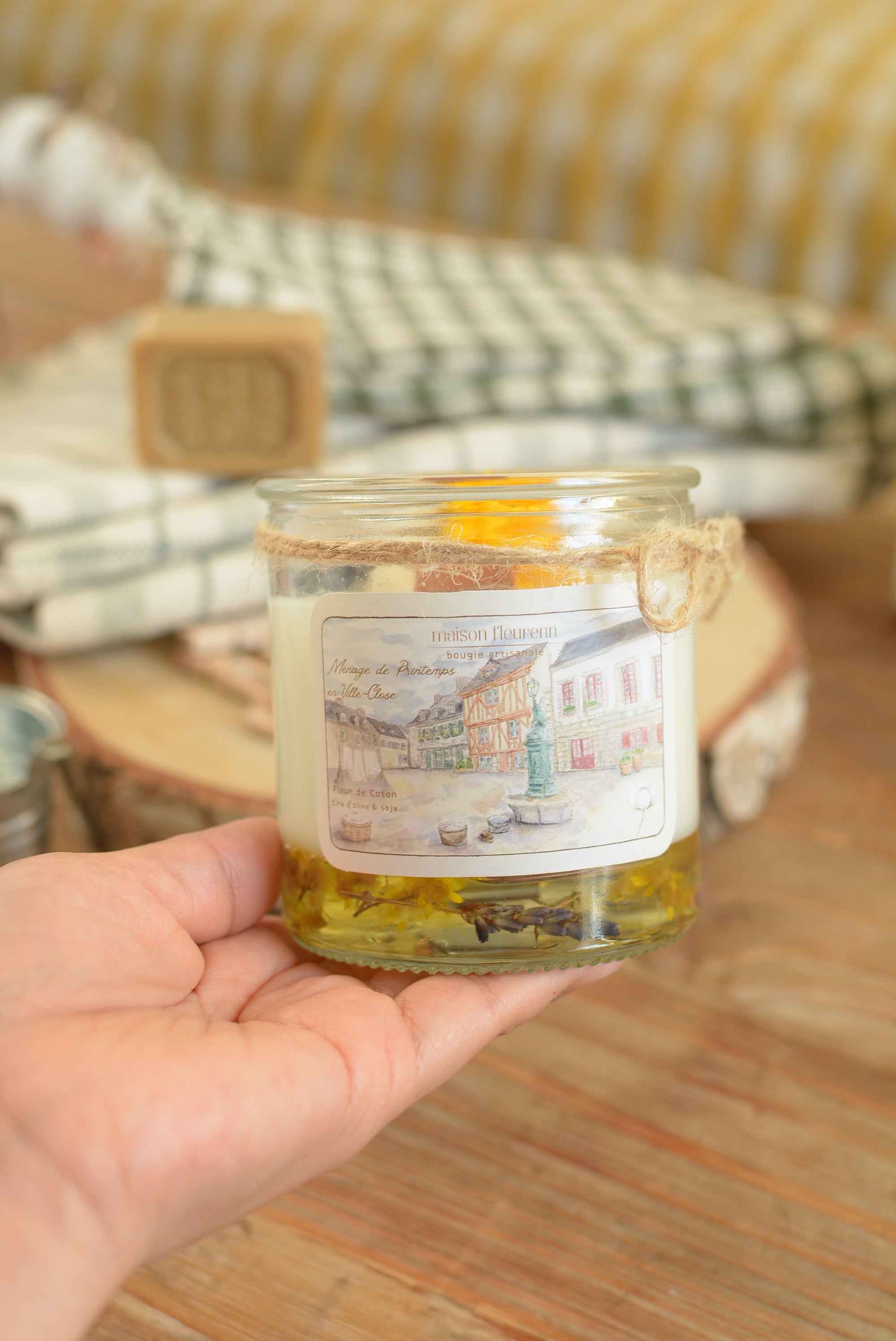 Bougie artisanale “Ménage de printemps en Ville close” – parfum Fleur de coton
