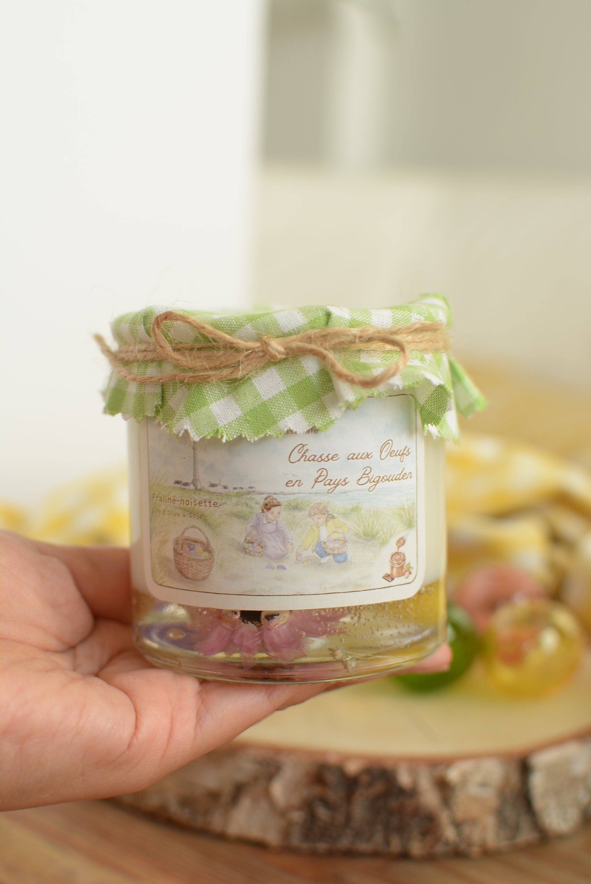 Bougie artisanale “Chasse aux oeufs en Pays Bigouden” – parfum Praliné-Noisette
