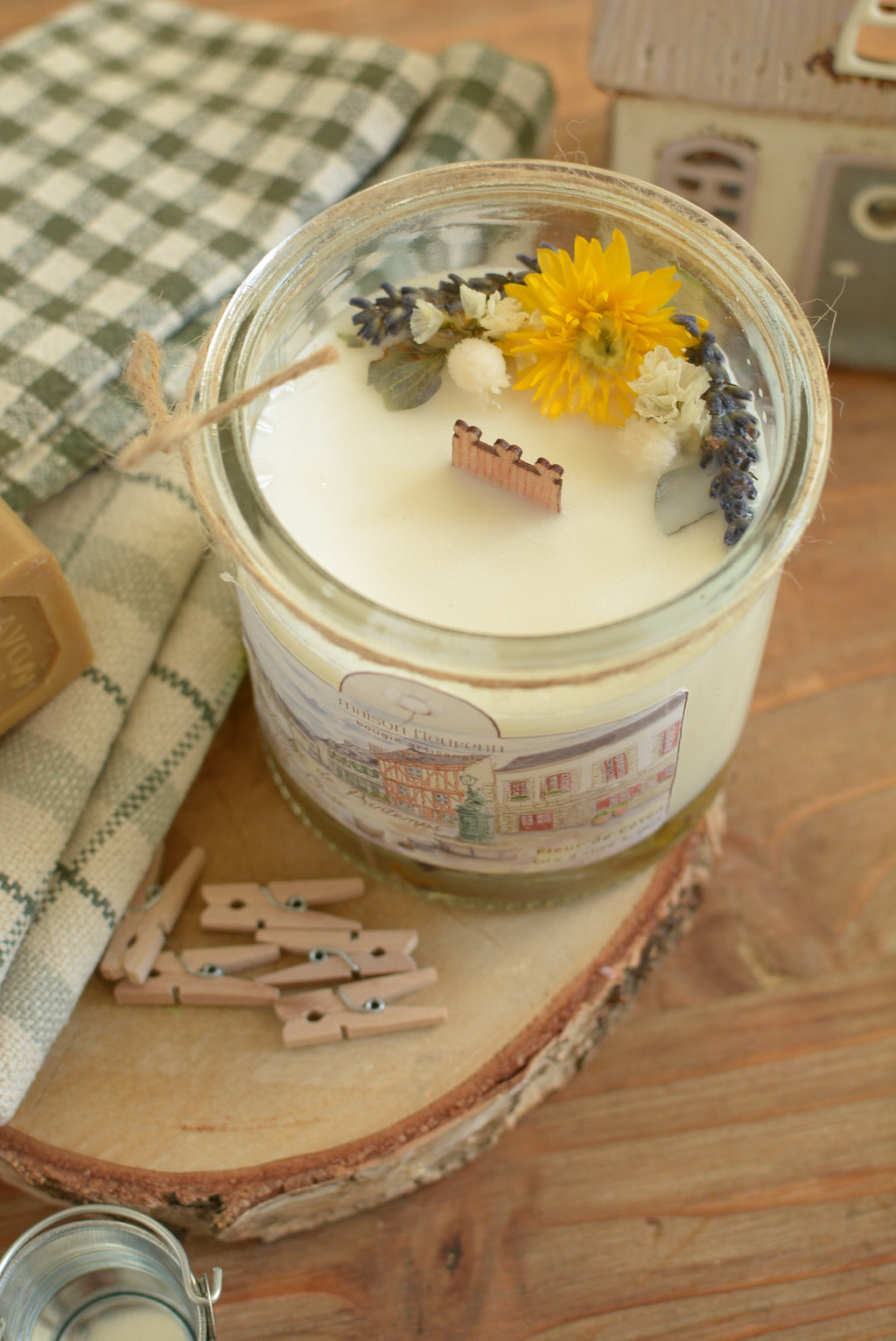 Bougie artisanale “Ménage de printemps en Ville close” – parfum Fleur de coton