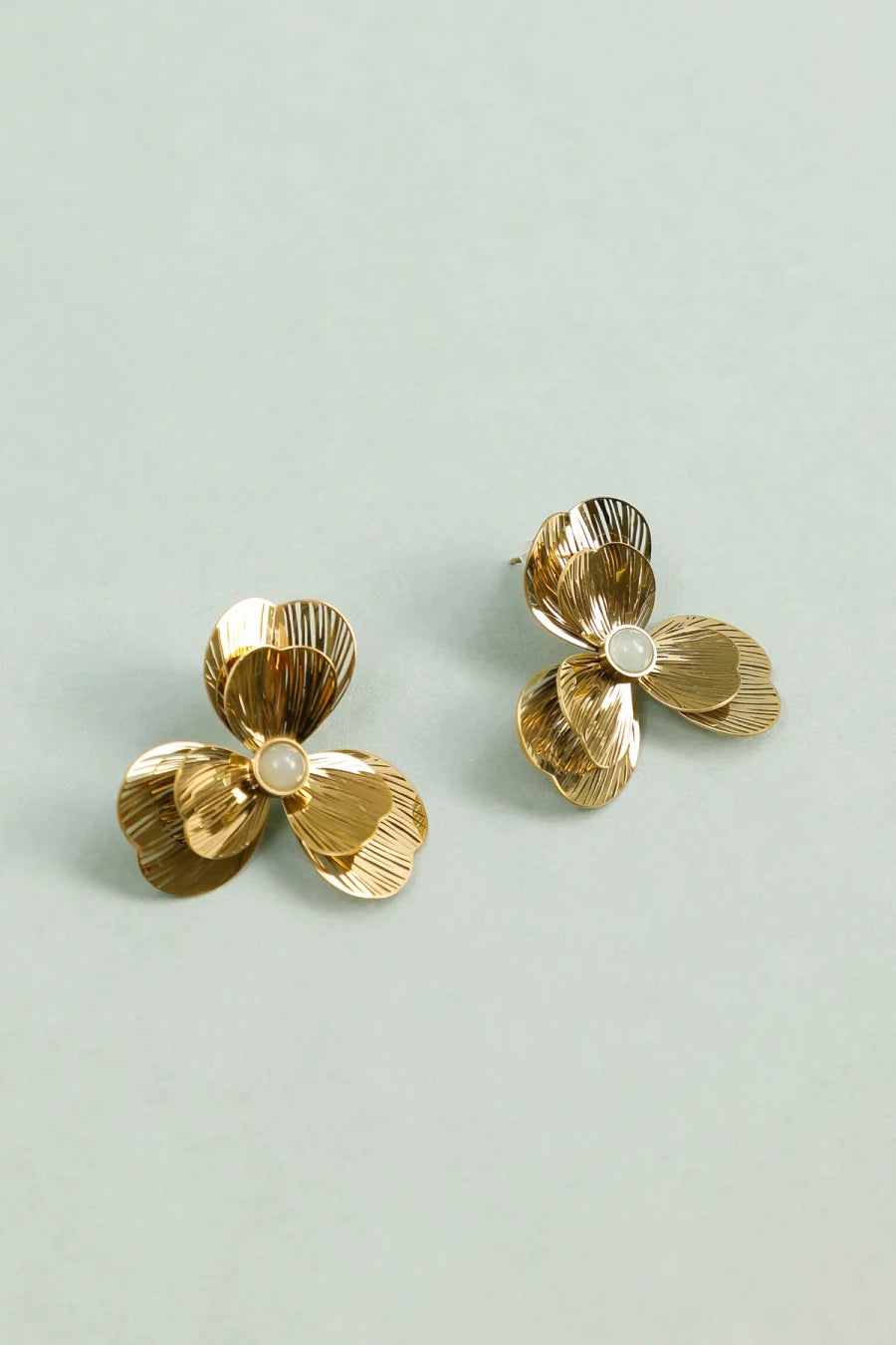 Boucles d'Oreilles Dorées Fleur Sculptée