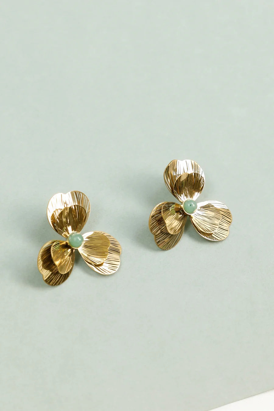 Boucles d'Oreilles Dorées Fleur Sculptée