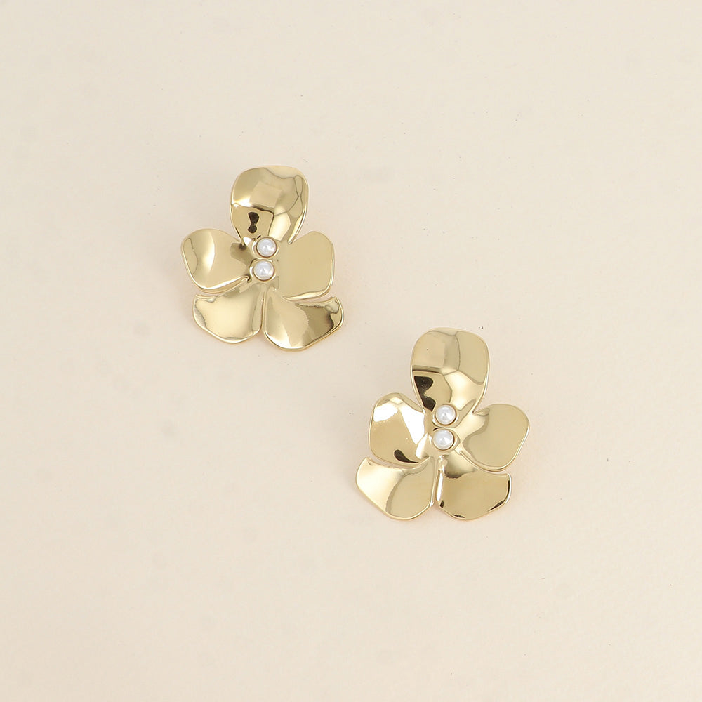 Boucles puces - motif floral et perles de résine blanche